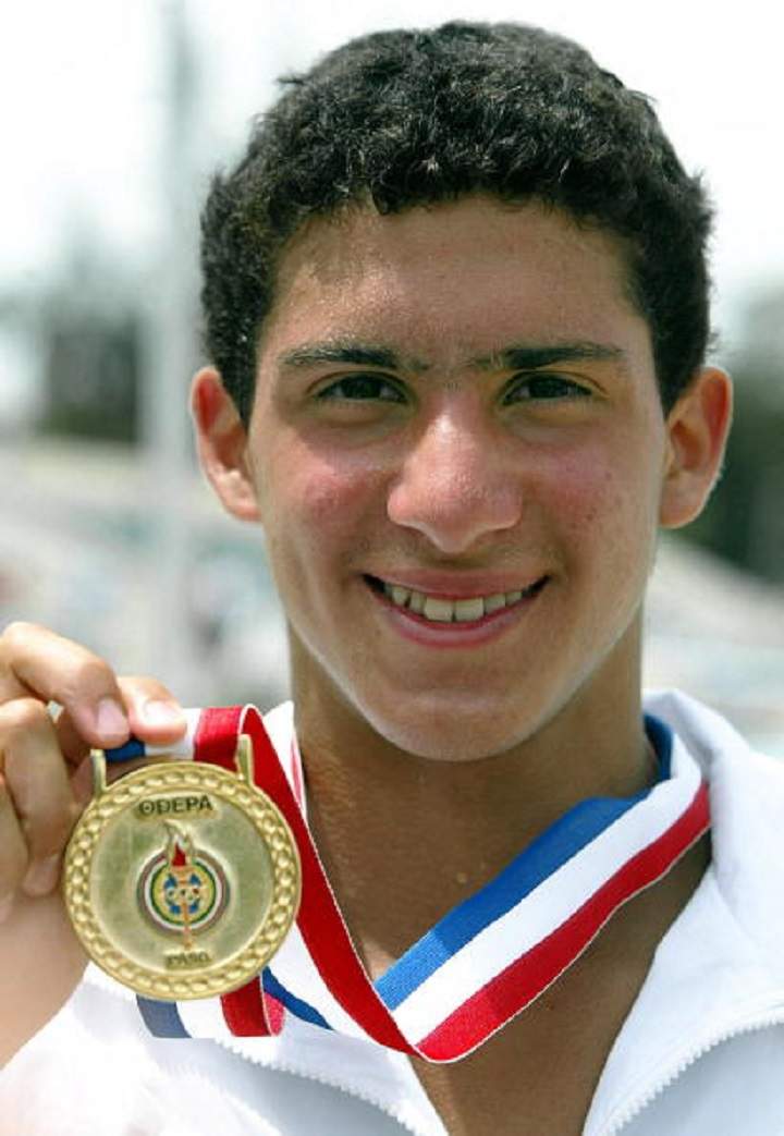 Mexican diver Rommel Pacheco shows his gold medal got at the 10m platform diving competition, 09 August 2003, at the XIV Pan American Games in Santo Domingo, Dominican Republic.