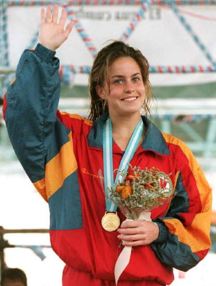 Annie Pelletier of Canada waves after receiving her gold medal and flowers for winning the women’s 3-meter diving competition 13 March at the Pan American Games in Mar del Plata, Argentina.