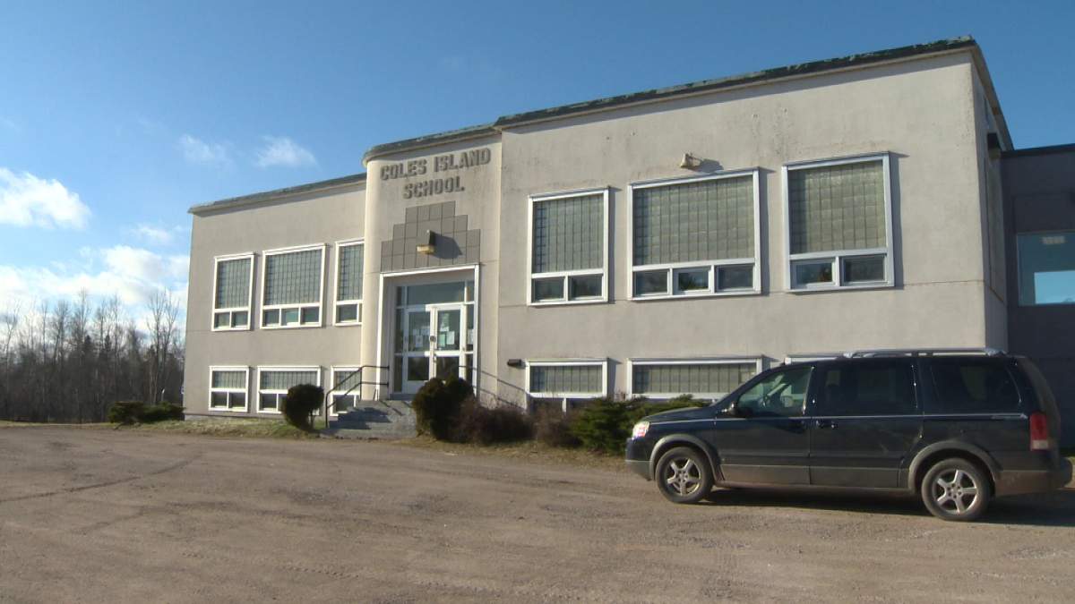Coles Island School has 30 students.