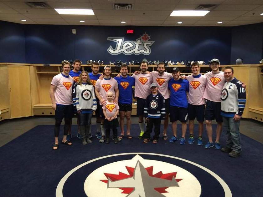 Alyx Delaloye, the seven-year-old battling cancer who charmed Jets fans with her jumbotron appearances in February returned Sunday with a sign of thanks and got to meet some of the Jets after the game.