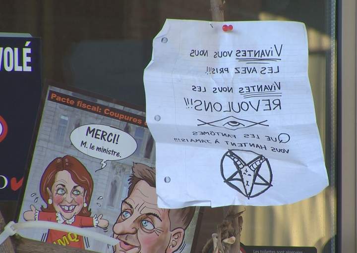 A note is pinned up.
