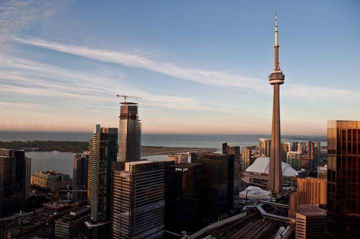 It seems one the Canadian government’s official twitter accounts might be confused about what the country’s largest city looks like.