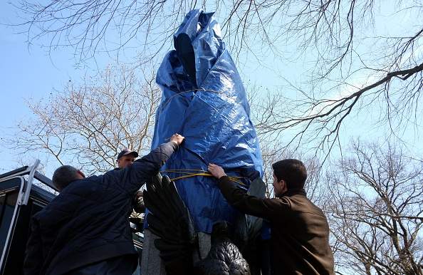 A group of artists on Monday installed a bust of fugitive US intelligence analyst Edward Snowden on a war memorial in a New York park, though authorities quickly removed the illicit statue.  AFP PHOTO/ JEWEL SAMAD