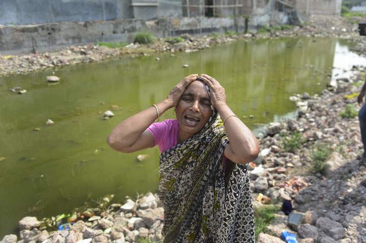 A Bangladeshi relative of a victim of the Rana Plaza building collapse weeps as she marks the second anniversary of the disaster at the site where the building once stood in Savar, on the outskirts of Dhaka on April 24, 2015.