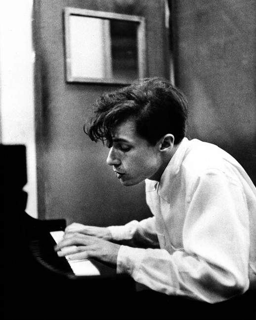 Glenn Gould rehearses at his piano in this undated handout photo. When it comes to obsessively meticulous attention to detail, it seems Apple employees could learn something from Glenn Gould. That's part of what motivated Apple University professor Joshua Cohen to begin delivering three-hour seminars on the late, great Canadian pianist to classes of 15 students, pupils who happen to be high-ranking leaders at the tech giant.