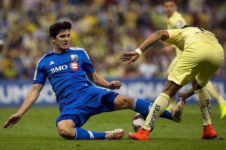 Eric Miller of Canada’s Montreal Impact, left, fights for the ball with Michael Arroyo of Mexico’s America during a CONCACAF Champions league match in Mexico City, Wednesday, April 22, 2015.