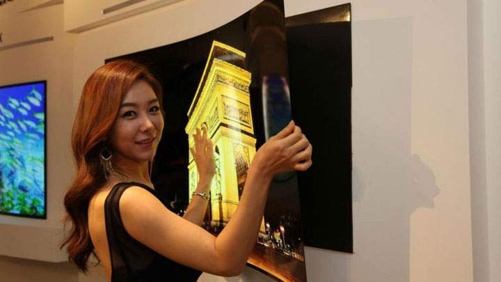 The screen measures 55 inches diagonally and weighs 4.2 pounds, but it’s less than a millimetre thick. To be exact, it’s 0.97 millimetres (or 0.04 inches) thin.