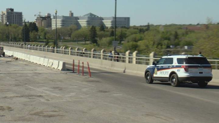 Caught red-handed, drivers unlawfully cross University Bridge - image