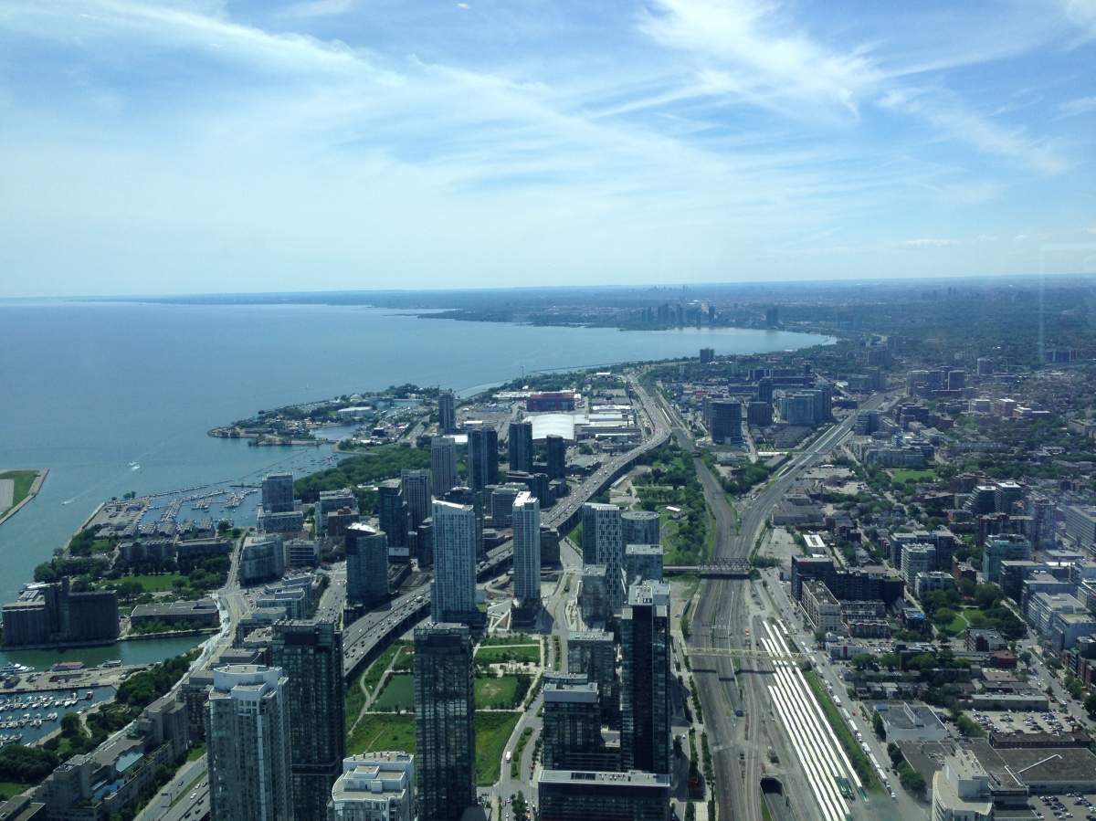 CN Tower still attracting crowds as it turns 39 - image