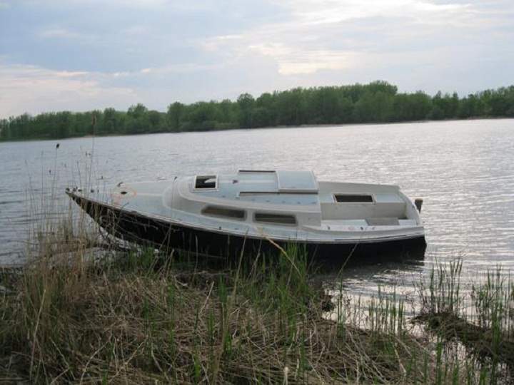 Longueuil police are looking for the owner of a boat found beached along the St. Lawrence River.