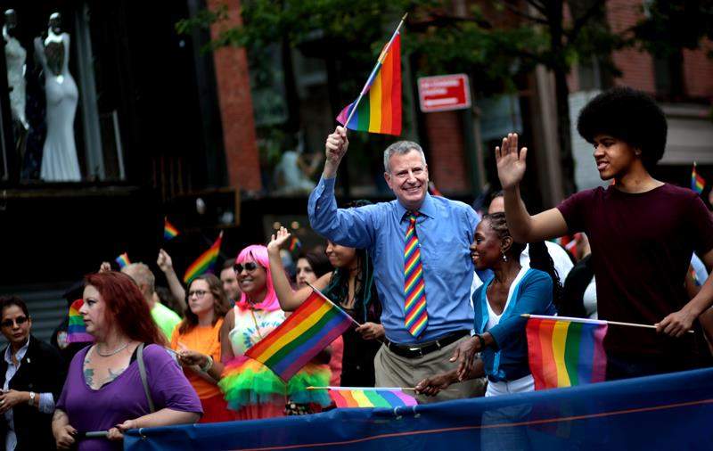 New York Mayor Bill De Blasio marches in the Gay Pride Parade on June 28, 2015 in New York City.