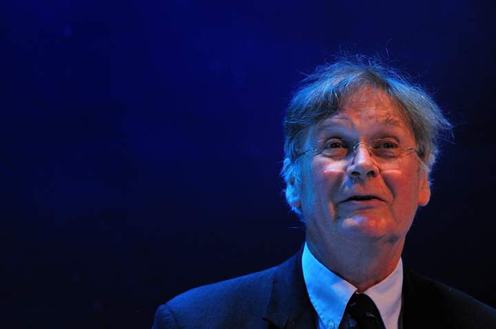 Scientist Tim Hunt has apologized for saying that working with "girls" in labs is distracting and harms science.