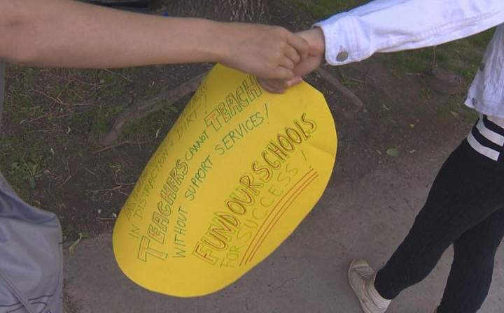 Parents, students and staff at Willingdon School in NDG formed a human chain to protect their school as a show of support to public schools currently under threat by the proposed cuts put forward by the Quebec government on June 4, 2015.