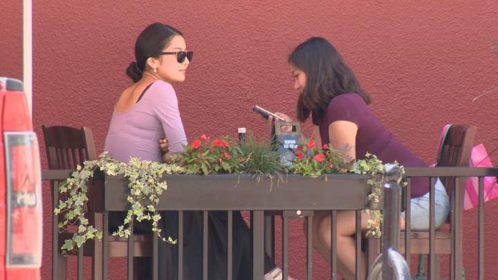 Why experts say an app that helps you put down smartphones during meals and socializing more is a good idea for those who can't self-regulate.