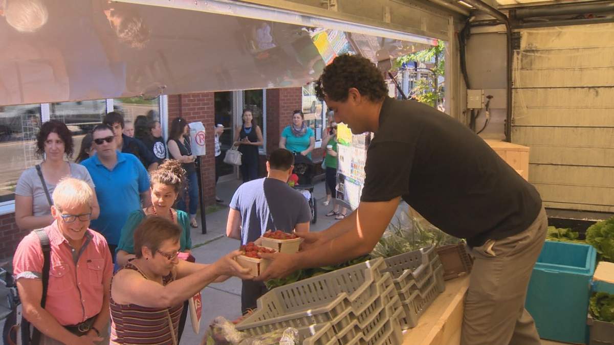 Farmers-Market-Truck-customer