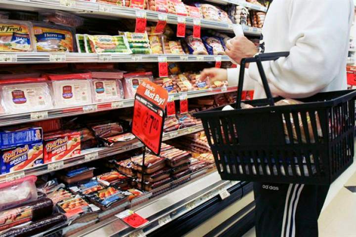 Food prices -- especially for meat -- continue to rise strongly, data from the federal statistics agency show.