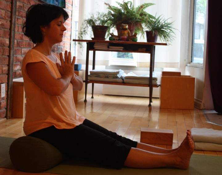 Kate Hudson does Staff Pose, or Dandasana, with prayer hands, Thursday, September 10, 2015.
