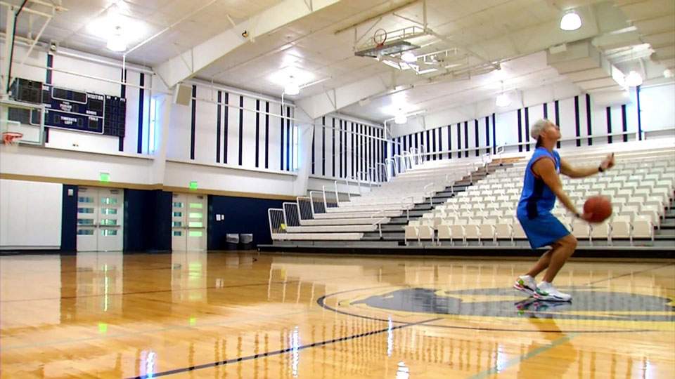 Oklahoma man uses backward half-court shot talent to raise kidney donation awareness - image
