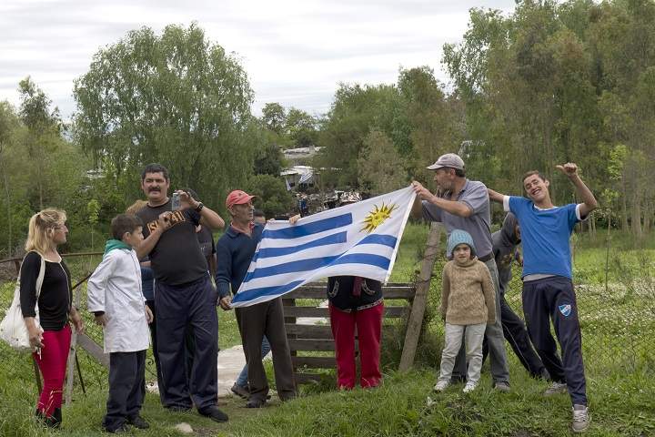 Neighbors gather to welcome the Syrian refugees as they arrive at their temporary accomodation in Montevideo on October 9, 2014. After a two-day journey and more than 12,000 km, 42 Syrian refugees, mostly children, arrived in Uruguay on the first stage of an unprecedented plan of resettlement in the region promoted by Uruguay's President Jose Mujica.