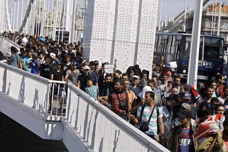 In pictures: Hundreds of migrants leave Hungary on foot - image