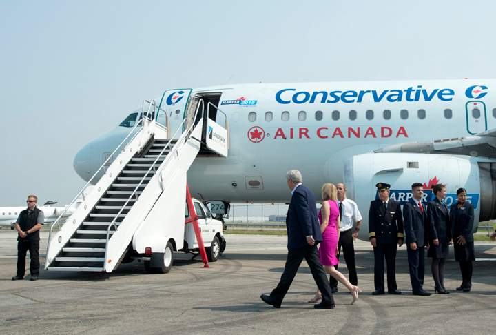 Conservative Leader Stephen Harper and his wife Laureen make their way to the campaign plane after meeting the crew at the airport in Toronto,  Tuesday,  September 1, 2015.   THE CANADIAN PRESS/Adrian Wyld.