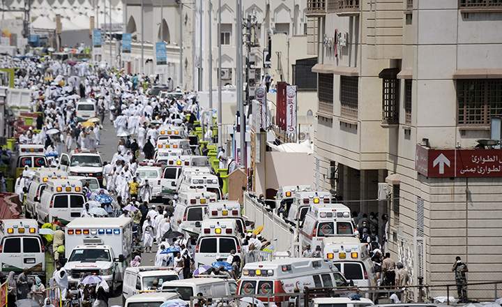 Saudi ambulances arrive with pilgrims who were injured in a stampede in Mina, near the holy city of Mecca, on the first day of Eid al-Adha on September 24, 2015.