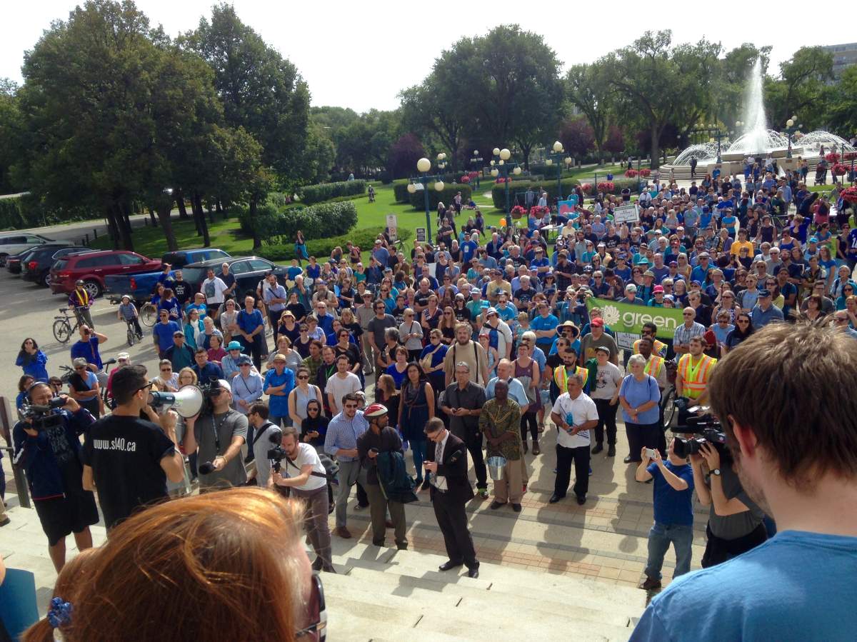 Hundreds of Winnipeggers show up to support a Manitoba First Nation's fight for clean water. 