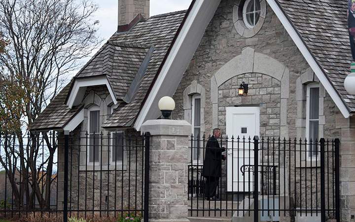A RCMP officer enters 24 Sussex Dr., the official residence of the Prime Minister, on Wednesday, Oct. 22, 2014. 