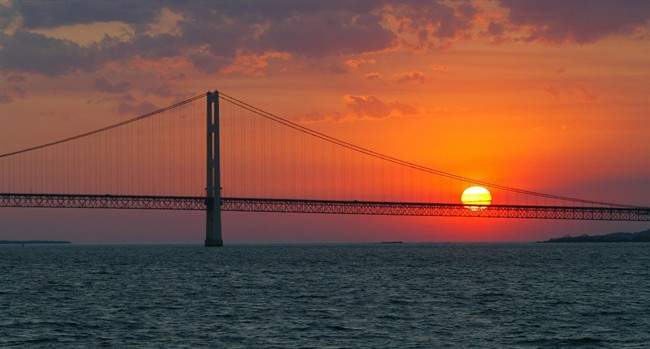 The shorelines of Lake Michigan and Lake Huron are at risk of contamination if an Enbridge pipeline running between them ruptures, according to a new study.