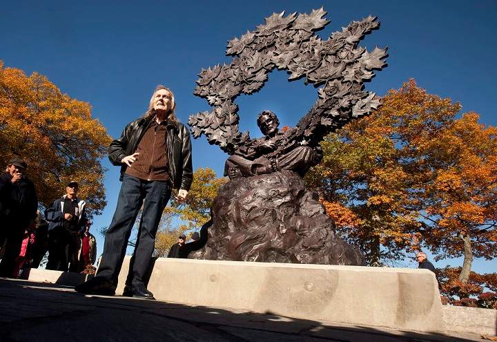 Gordon Lightfoot poses as attends a ceremony unveiling a bronze statue in his honor at Barnfield Point, on the Gordon Lightfoot Trail in Orillia, Ont., on Friday, October 23, 2015. 
