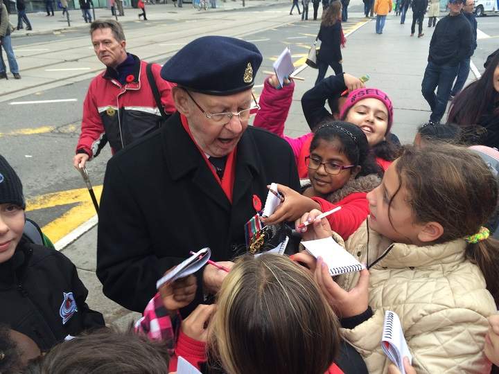 Veteran mobbed by autograph-seeking kids - image