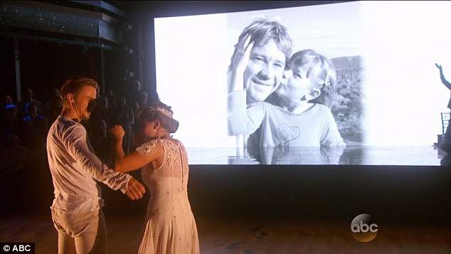 Bindi Irwin breaks down during emotional tribute to her late father - image