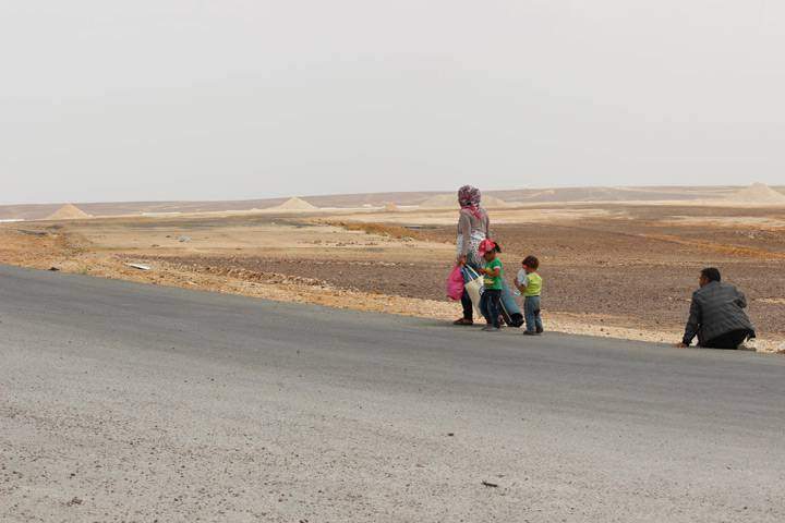 A family of Syrian refugees walks to Azraq refugee camp in Jordan.