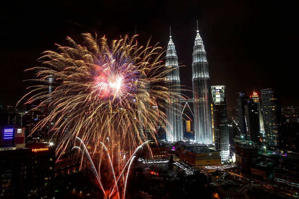 Fireworks explode near Malaysia’s landmark, Petronas Towers during New Year’s Eve celebration in Kuala Lumpur, Malaysia, 01 January 2016.
