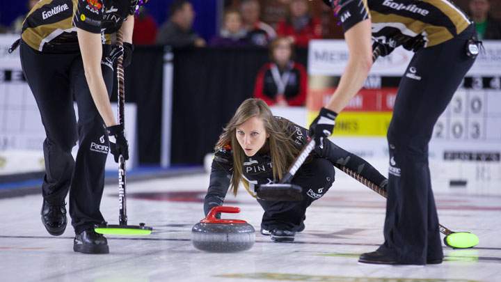 Ottawa’s Rachel Homan scores two in final end for 8-7 win over Winnipeg’s Jennifer Jones in Canadian Open final on Sunday in Yorkton, Sask.