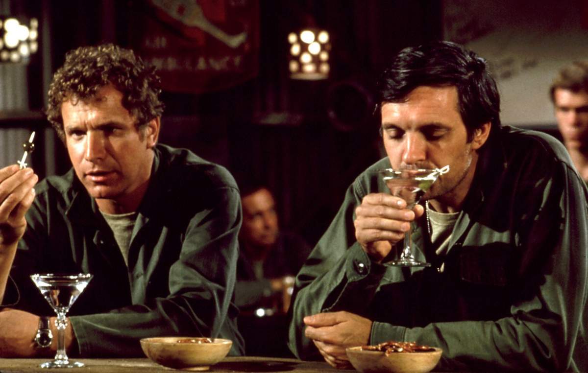 Wayne Rogers (L) and Alan Alda (R) on M.A.S.H.