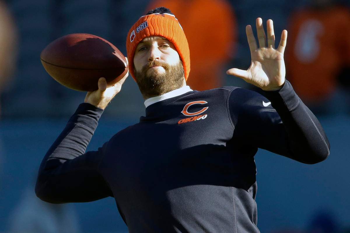 Chicago Bears quarterback Jay Cutler (6) warms up before an game. 
