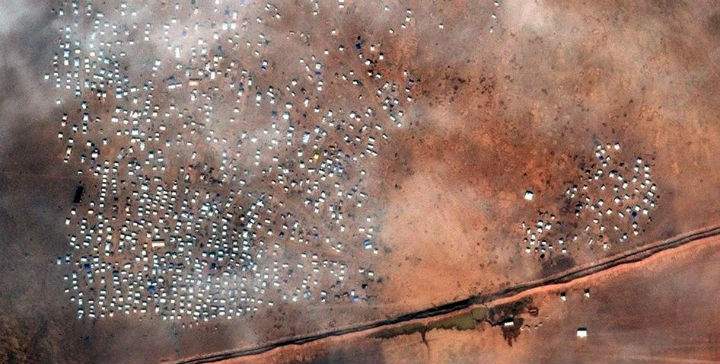 The international group Human Rights Watch said recent satelliteimages confirm thousands are stuck in the border area.