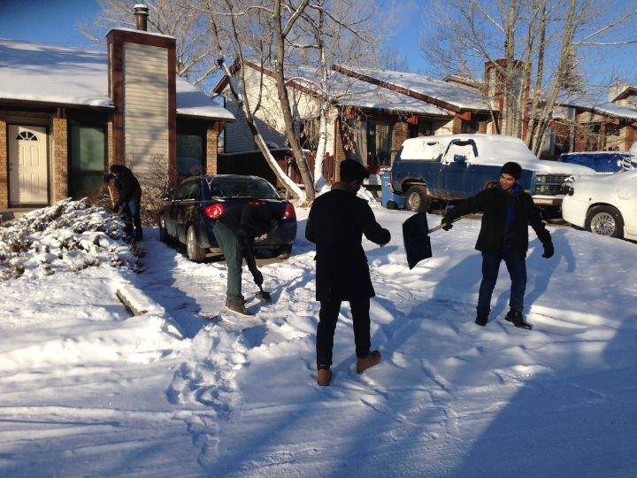 Calgary's Islamic Centre arranged for its members to help shovel driveways to spread some holiday cheer for a white Christmas in the city.