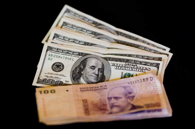 A robbery victim had a wallet loaded with a dollar.