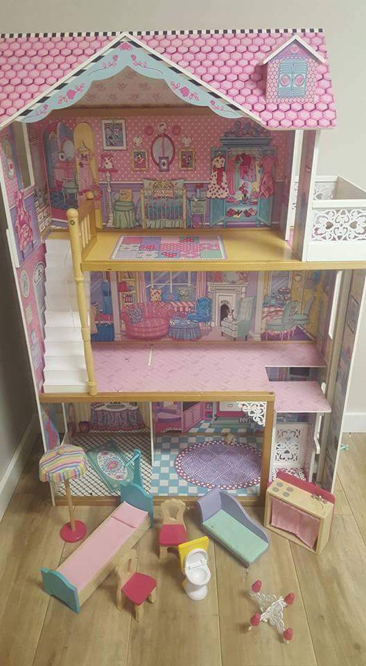 After selling their dollhouse for $60, the siblings, whose ages range from one to nine, used the money to buy meat, cheese and veggie platters, as well as holiday goodies for Yorkton firefighters. They delivered the presents on Tuesday.