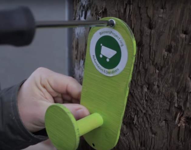 Vancouver project hopes to install hooks in back alleys to help local binners - image
