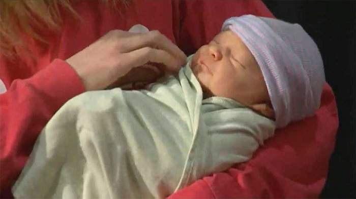54-year-old Texas woman gives birth to own granddaughter as a surrogate - image