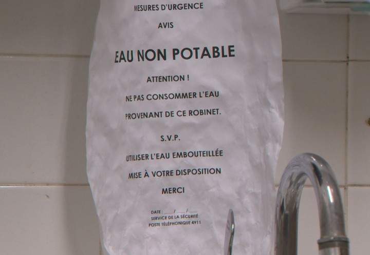 A note reminded everyone at Sainte-Justine Hospital not to drink the tap water, Friday, January 29, 2016.