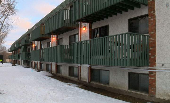 Saskatoon firefighters extinguished a blaze at an apartment complex in the Sutherland neighbourhood.
