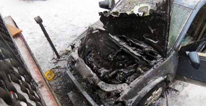Firefighters extinguished a vehicle fire that spread to the balcony of a nearby apartment building in Saskatoon Monday.