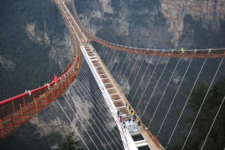 The glass-bottomed bridge, 430 metres in length and 6 metres in width, is expected to open in May 2016.