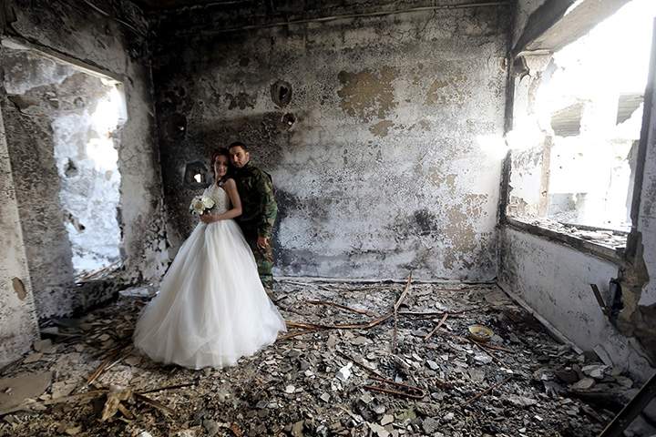 IN PHOTOS: Newlywed Syrian couple pose for wedding pictures amid ruins of war-ravaged city of Homs - image