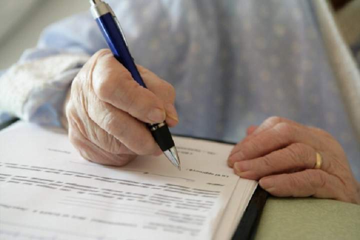 An 89-year-old Winnipeg 
woman's obituary is asking people to write politicians to show support for broadly defined right-to-die legislation, and to urge legislators to act soon.