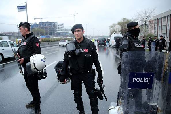Members of the Turkish security forces take part in an operation against two female attackers who have hurled hand grenades and open fired at police special forces headquarters, in a neighbouring building in Istanbul, Turkey on March 3, 2016. Turkish police stated that two women involved in a gun and grenade attack on officers in Istanbul have been neutralized. (Photo by Salih Zeki Fazlioglu/Anadolu Agency/Getty Images).
